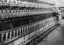 Прядильная машина «ГЩ-108-Д» на Одесской джутовой фабрике. Работница т. Кожко С. А. 21.VII.67 Одесса, Крылов Н. Ф. (452)