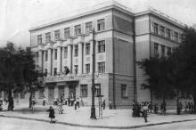 Школа № 117 во время открытия, ул. Ленина угол ул. Жуковского. Одесса. Фотограф М. Шпицбург. 1 сентября 1950 г.