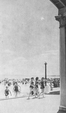На Лузановском пляже. Одесса. Фотография из путеводителя «Одесса», 5-е издание, 1968 г.