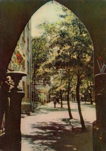 Вид из арки Шахского дворца на улицу Гоголя. Фотограф А. Подберезский. Открытка из набора 1963 г.