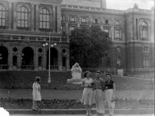 На фоне скульптуры «Дети и лягушка» рядом с оперным театром. Одесса, 29 июня 1957 г.
