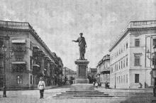 Памятник герцогу Де-Ришелье (на Николаевском бульваре). Фотография в книге «Одесса. 1794–1894». 1894 г.