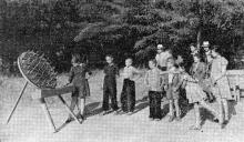 Ребята с увлечение набрасывают кольца. В парке санатория. Фото А. Нелюбова из публикации в журнале «Пограничник». 1957 г.