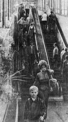 В павильоне с эскалатором. Фото из буклета «Приморский бульвар». 1975 г.