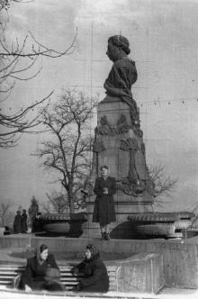 Одесса. Памятник Пушкину. Фотограф Василий Фёдорович Гуменко. 1956 г.