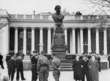 Одесса, на площади Коммуны, у памятника Пушкину