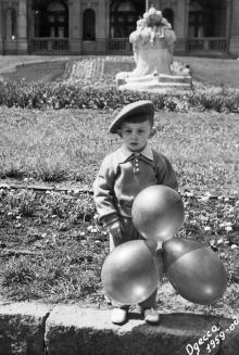 Одесса. На фоне фонтана «Дети и лягушка». 1959 г.