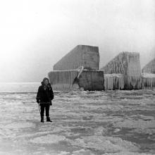 Отрада, яхтклуб, замерзшее море. Фото Георгия Петросяна. 1965 г.