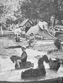 Детская площадка в парке санатория «Хаджибей». Фотография из справочника «Курорты Одессы», 1976 г.