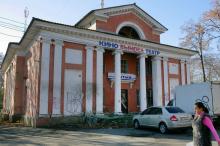 Здание кинотеатра «Вымпел». Фото В. Тенякова. 08 ноября 2013 г.