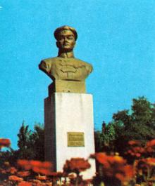 Памятник Г.И. Котовскому. Фото в путеводителе-справочнике «Одесса», 1984 г.