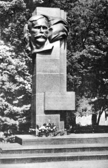Памятник М.Д. Томасу. Фото в путеводителе «Летопись в камне и бронзе», 1984 г.