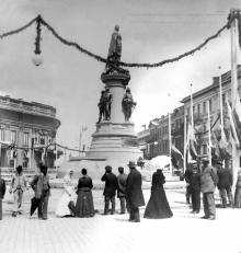 Горожане смотрят на открывшийся памятник Екатерине II.  Фотограф Юлий Юлиевич Коншин. Одесса, май 1900 г.