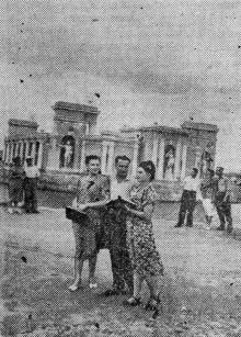 Куяльницкий курорт. Группа отдыхающих у летнего кинотеатра. Фото Я. Левита в газете «Знамя коммунизма», 20 июня 1954 г.