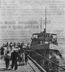 Теплоход «Прут» в Лузановке. Фото в газете «Знамя коммунизма», 26 мая 1953 г.
