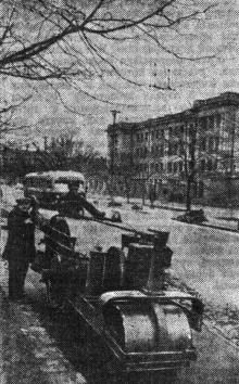 Асфальтируются тротуары по улице Чкалова. Фото в газете «Знамя коммунизма», 12 апреля 1953 г.