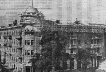 Строящийся дом по ул. Карла Либкнехта, 43. Фото В. Пичхуляна в газете «Знамя коммунизма», 13 июня 1953 г.