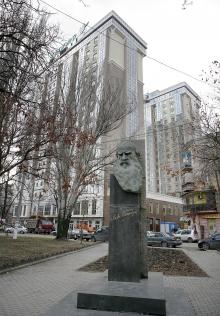 На площади Льва Толстого. Фото Вячеслава Тенякова. 13 января 2016 г.