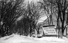 Одесская киностудия. Справа от аллеи съемочный павильон № 4. 1960-е гг.