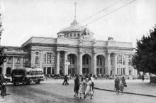 Одесский железнодорожный вокзал. Фотография в фотоочерке «Одесса», 1960 г.
