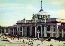 Залізничний вокзал. Фото А. Підберезського. Поштова листівка з комплекту 1965 р.
