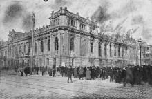 Здание театра Сибирякова в начале пожара. Фото в журнале «Искры», ноябрь, 1913 г.