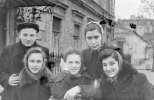 На ул. Карла Либкнехта, возле дома № 8 по ул. Лизогуба, на заднем плане перекресток с Лизогуба. Фото Виктора Орленко. Одесса, 1957 г.