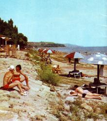 На куяльницком пляже. Фото А. Подберезского в фотоочерке «Куяльник». Сдано в набор в 1974 г., издано в 1975 г.