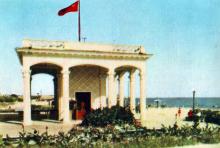 Павільон і пляж в Лузанівці. Фото з фотогармошки «Одеса курортна», 1958 р.