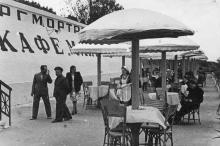 Кафе Торгмортранса «Маяк». Фото О.К. Малаховского, середина 1950-х гг.