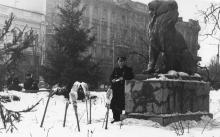 В городском саду возле скульптуры льва. Одесса. 1968 г.