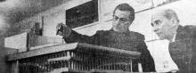 Архитектор Г.В. Топуз и инженер-конструктор Р.И. Ясинский в процессе работы над макетом театра. Фото из газеты, 1969 г.