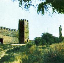Башня-хранилище и стена первого двора. Фото в буклете 1968 г.