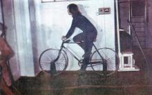 Велосипед для дозированной тренировки мышц нижних конечностей. Фото И.С. Карпа в проспекте «Республиканский детский клинический санаторий им. Октябрьской революции», 1983 г.
