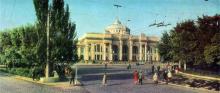Железнодорожный вокзал. Фото Т. Бакмана, А. Наталиной из комплекта открыток «Город-герой Одесса», 1968 г.