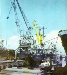 У причалов порта. Фото в книге «Белгород-Днестровский». 1977 г.