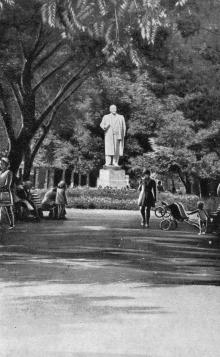 В парке имени В.И. Ленина. Фото в книге «Белгород-Днестровский». 1973 г.