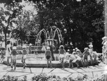 Парк имени В.И. Ленина — любимое место отдыха детворы. Фото в книге «Белгород-Днестровский». 1973 г.