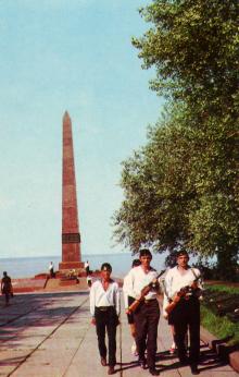 Пам,ятник Невідомому матросові. Фото А. Підберезького. З комплекту листівок «Одеса» 1973 р.