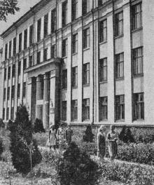 Школа № 1. Фото в путеводителе «Белгород-Днестровский». 1967 г.