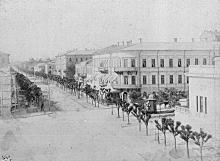 Пушкинская ул. со стороны Городской Думы, справа Английский клуб, на углу с Ланжероновской 3-х этажное здание гостиницы «Европейской», конец XIX века