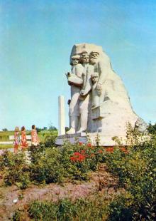 Скульптурная группа «Народные мстители». Фото на открытке из набора «Місто-герой Одеса», 1980 г.