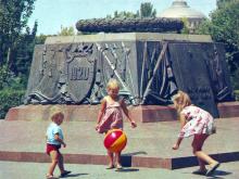 Памятник борцам за установление Советской власти в Одессе (1920 г.). Фото Д. Бальтерманца в книге-фотогармошке «Одесса». 1970-е гг.