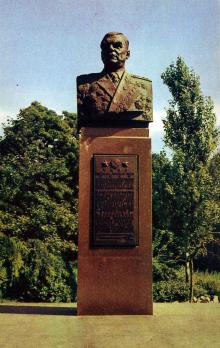 Памятник маршалу Р.Я. Малиновскому, дважды Герою Советского Союза. Фото Д. Бальтерманца в книге-фотогармошке «Одесса». 1970-е гг.