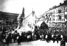 Открытие памятника Екатерине II, снимок в момент падения завесы с памятника, 6 мая 1900 г.