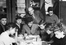 Н.В. Блажков в кабинете своей жены Лидии Львовны Светченко во Дворце пионеров на занятиях кружка эсперантистов.