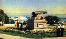 Одесса. Пушка, снятая с фрегата «Тигр», на Приморском бульваре. Фото А. Кричевского на открытке из комплекта «Одесса», 1959 г.
