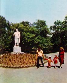 Памятник В.И. Ленину. Фото С.П. Стакузы в путеводителе «Белгород-Днестровский», 1985 г.