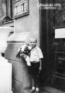 Перед входом в школу № 57 по ул. Карпинского, № 7. 1955 г.