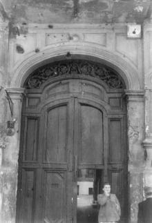 Ворота дома № 19 по ул. Розы Люксембург. Фотограф Андрей Онисимович Лисенко. Начало 1950-х гг.